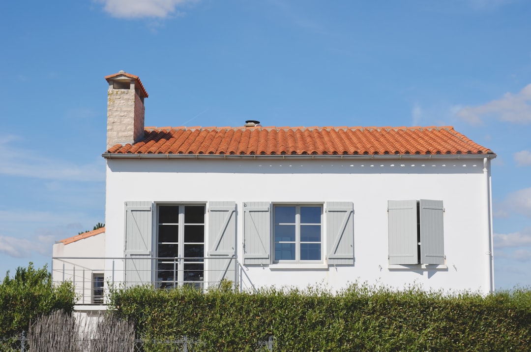 Peinture extérieure professionnelle à Sainte-Maxime pour façades et murs